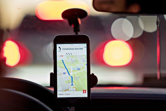 © Bloomberg. A driver uses an Uber Technologies Inc. car service app on a mobile device while driving in Washington, D.C., U.S., on Wednesday, Nov. 29, 2017. Photographer: Andrew Harrer/Bloomberg