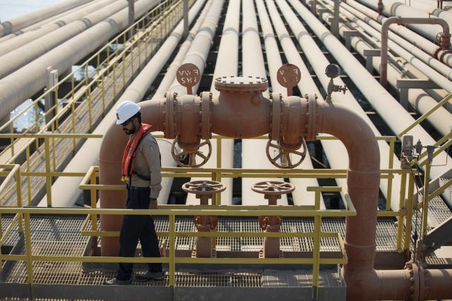 © Bloomberg. An employee inspects pipes used for landing and unloading crude and refined oil at the North Pier Terminal, operated by Saudi Aramco, in Ras Tanura, Saudi Arabia, on Monday, Oct. 1, 2018. Saudi Aramco aims to become a global refiner and chemical maker, seeking to profit from parts of the oil industry where demand is growing the fastest while also underpinning the kingdom’s economic diversification. Photographer: Simon Dawson/Bloomberg