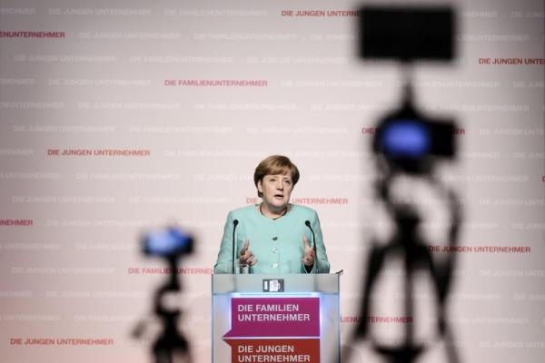 © Ansa. Merkel, alto surplus per euro debole