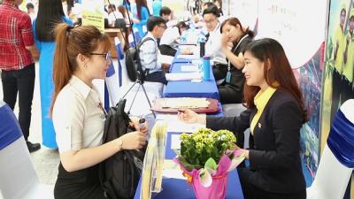 NamABank mở ra cơ hội nghề nghiệp cho sinh viên tại ngày hội việc làm khối kinh tế Hutech 2018