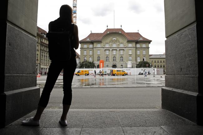© Bloomberg. A pedestrian looks towards the Swiss National Bank (SNB) building in Bern, Switzerland, on Wednesday, June 6, 2018. Up for a national vote on Sunday is a measure that would upend the way financial institutions do business by forbidding banks from 