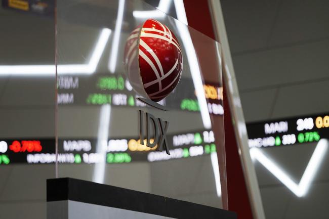 © Bloomberg. Signage is displayed inside the Indonesia Stock Exchange (IDX) in Jakarta, Indonesia, on Thursday, April 18, 2019. With Indonesian President Joko Widodo on course to win a second term as leader, the political uncertainty that's weighed on the economy this year will be lifted. Photographer: Dimas Ardian/Bloomberg