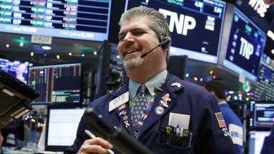 Niềm vui trở lại, Dow Jones vọt hơn 400 điểm