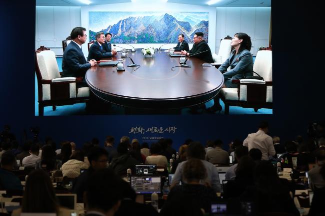 © Bloomberg. Members of media watch a broadcast of the summit between Moon Jae-in and Kim Jong Un. Photographer: SeongJoon Cho/Bloomberg