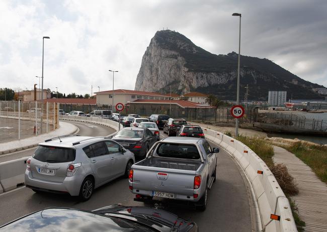 © Bloomberg. Cars queue to cross the border from Spain to Gibraltar on April 3, 2017 in La Linea de la Concepcion, Spain.  