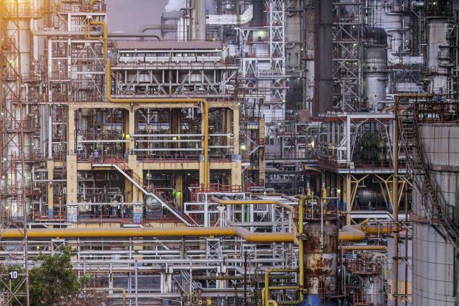 © Bloomberg. A Bharat Petroleum Corp. refinery stands in the Mahul area of Mumbai, India, on Friday, April 7, 2017. Expanding fuel shipments from the Persian Gulf will intensify competition from Europe to Asia, squeezing profits across the global refining industry and contributing to a looming glut of oil products.