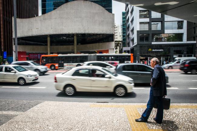 © Bloomberg. A person carrying a briefcase stands on a sidewalk in Sao Paulo, Brazil, on Tuesday, Feb. 27, 2018. The Central Bank of Brazil is scheduled to release Gross Domestic Product (GDP) figures on March 19. Photographer: Jessica Nolte/Bloomberg