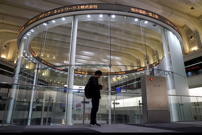 © Bloomberg. An electronic ticker is displayed at the Tokyo Stock Exchange (TSE), operated by Japan Exchange Group Inc. (JPX), in Tokyo, Japan, on Monday, March 11, 2019. Japanese stocks rose, halting a four-day slide, as investors weighed U.S. employment data and watched for signs of progress on trade negotiations between the U.S. and China. Photographer: Toru Hanai/Bloomberg