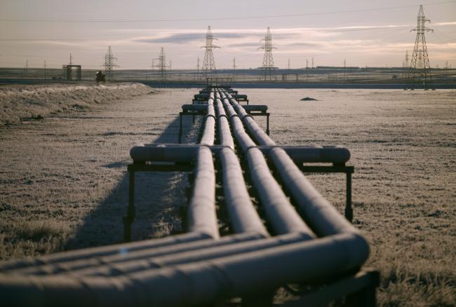 © Bloomberg. Pipelines stand in front of electricity pylons near OAO Gazprom's new Bovanenkovo deposit, a natural gas field near Bovanenkovskoye on the Yamal Peninsula in Russia, on Tuesday, Oct. 23, 2012.