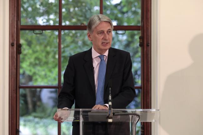 © Bloomberg. Philip Hammond, U.K. chancellor of the exchequer, speaks during a news conference in London, U.K., on Monday, Sept. 17, 2018. European leaders gather in Salzburg, Austria on Wednesday to try to unlock talks which have stalled for months over how to prevent the return of a hard border on the island of Ireland after Brexit. Photographer: Jason Alden/Bloomberg