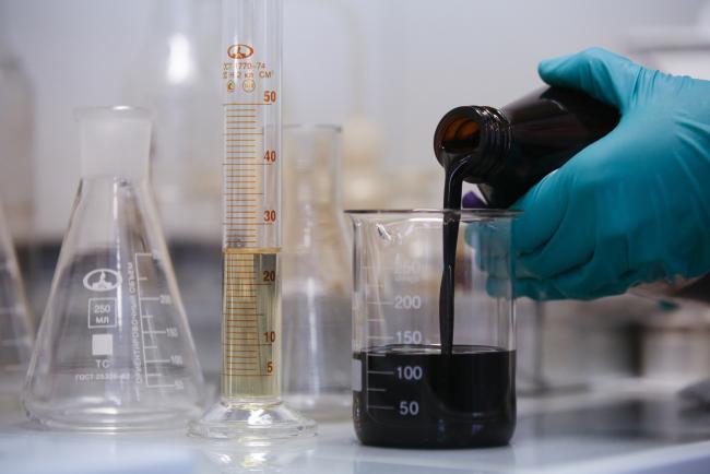 © Bloomberg. An oil sample is poured into a glass beaker in the laboratory at the Novokuibyshevsk oil refinery plant, operated by Rosneft PJSC, in Novokuibyshevsk, Samara region, Russia.