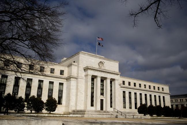 © Bloomberg. A U.S. flag flies on top of the Marriner S. Eccles Federal Reserve building in Washington, D.C., U.S., on Tuesday, Jan. 27, 2015.  Photographer: Andrew Harrer/Bloomberg