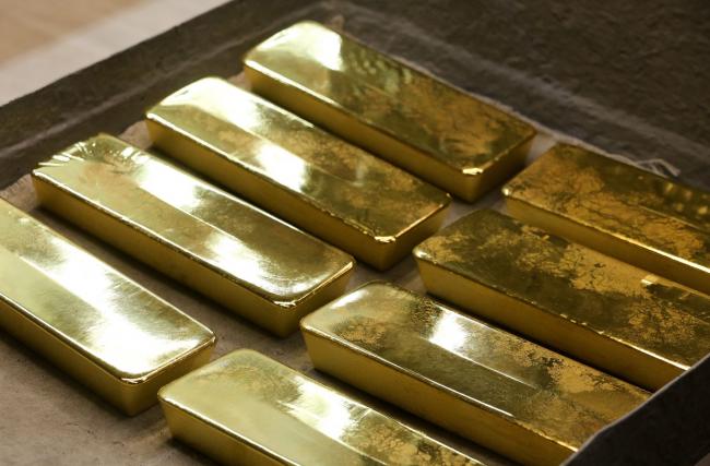 Gold Buyers Retreat as Prices Convulse in Cash-Haven Tug of War