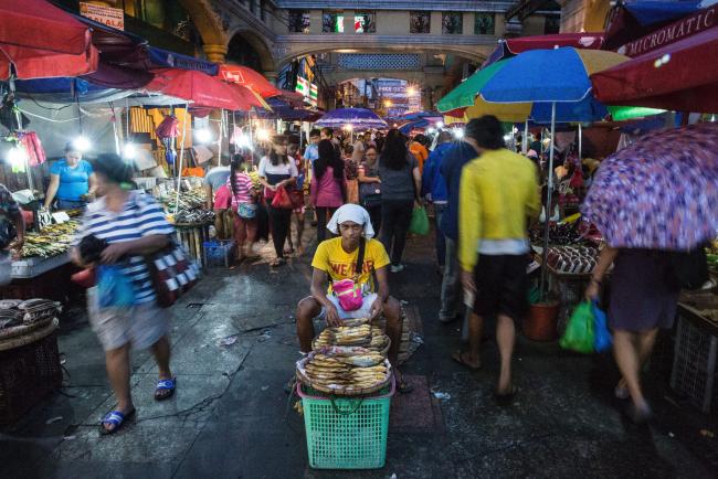 © Bloomberg. A vendor selling grilled fish waits for customers at Quiapo Market in Manila, the Philippines, on Thursday, Feb. 2, 2017. The Philippines is scheduled to release consumer price index (CPI) figures on Feb. 7. Photographer: Taylor Weidman/Bloomberg