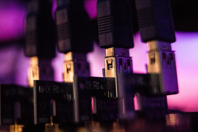 © Bloomberg. Lights illuminate USB cables inside a 'mining rig' computer, used to mine cryptocurrency, in Budapest, Hungary, on Wednesday, Jan. 31, 2018. Cryptocurrencies are not living up to their comparisons with gold as a store of value, tumbling Monday as an equities sell-off in Asia extended the biggest rout in global stocks in two years. Photographer: Akos Stiller/Bloomberg