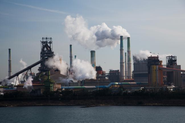 © Bloomberg. Smoke rises into the sky from the stacks of a Posco steel mill in Pohang, South Korea, on Saturday, Jan. 21, 2017. Posco is scheduled to release earnings results on Jan. 25.