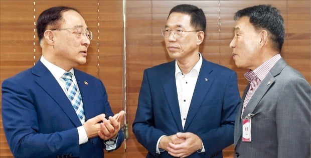 말로만 '홍남기 경제 원톱'…권한도 책임도 안주고 정책결정 땐 '패싱'