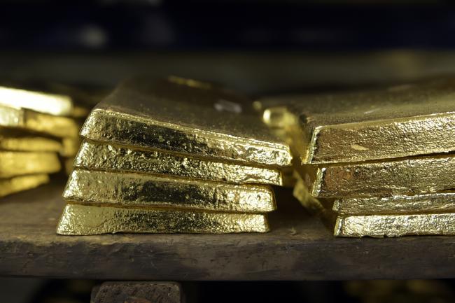 © Bloomberg. Gold anodes sit stacked in a vault at a mint refinery in Australia. Photographer: Bloomberg Creative Photos/Bloomberg