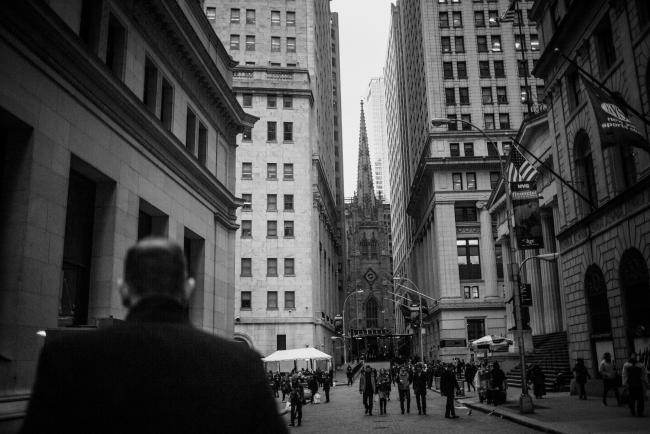 © Bloomberg. Pedestrians walk near the New York Stock Exchange (NYSE) in New York, U.S. Photographer: John Taggart/Bloomberg