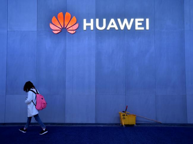 © Bloomberg. LAS VEGAS, NEVADA - JANUARY 08: An attendee walk by the Huawei booth at CES 2019 at the Las Vegas Convention Center on January 8, 2019 in Las Vegas, Nevada. CES, the world's largest annual consumer technology trade show, runs through January 11 and features about 4,500 exhibitors showing off their latest products and services to more than 180,000 attendees. (Photo by David Becker/Getty Images)