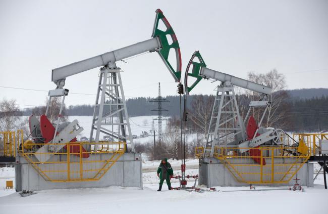 Oil Holds Steady as Trade-Deal Hopes Counter Rising Stockpiles