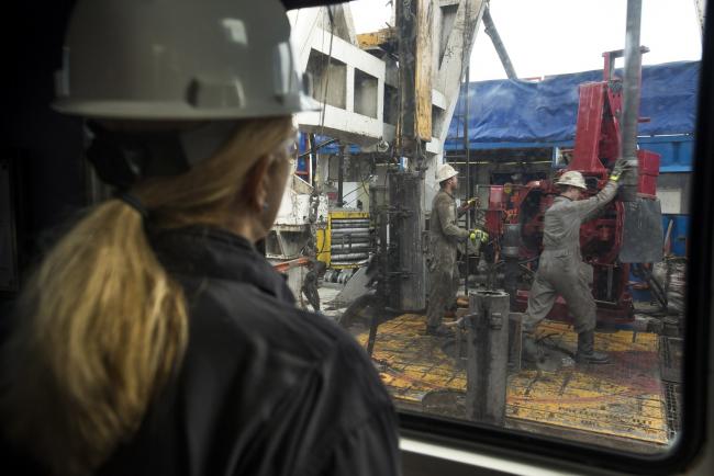 © Bloomberg. Rig hands thread together drilling pipe at a hydraulic fracturing site owned by EQT Corp. located atop the Marcellus shale rock formation in Washington Township, Pennsylvania, U.S.