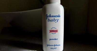Johnson & Johnson thu hồi 33.000 sản phẩm phấn rôm nghi chứa chất gây ung thư
