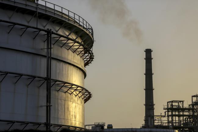 © Bloomberg. Emissions rise from a chimney at the Vadinar Refinery complex operated by Nayare Energy Ltd., formerly known as Essar Oil Ltd. and now jointly owned by Rosneft Oil Co. and Trafigura Group Pte., near Vadinar, Gujarat, India, on Thursday, April 26, 2018. The refinery was the crown jewel in a blockbuster $13 billion acquisition that, at the time, represented the largest foreign direct investment in India's history. The deal marked Trafigura's coming of age. Photographer: Dhiraj Singh/Bloomberg