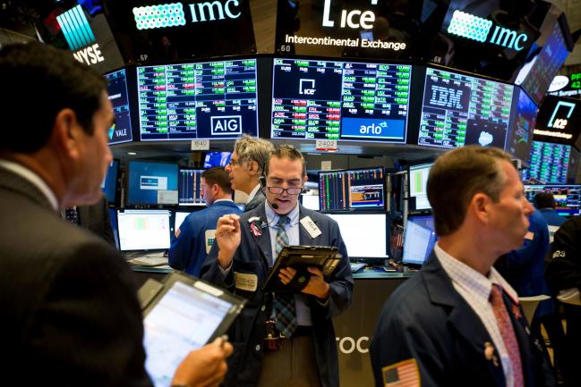 © Bloomberg. Traders work on the floor of the New York Stock Exchange (NYSE) in New York, U.S., on Monday, Aug. 27, 2018. Photographer: Michael Nagle/Bloomberg