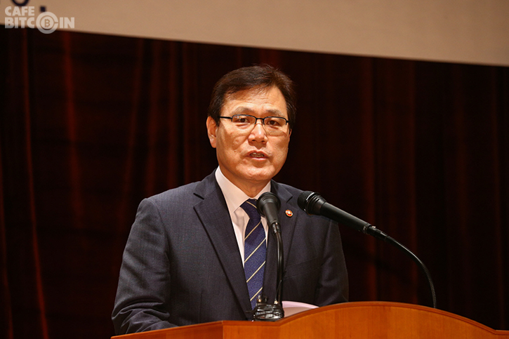 Hàn Quốc: Chủ tịch FSC xác nhận cho phép các ngân hàng làm việc với các sàn giao dịch tiền điện tử