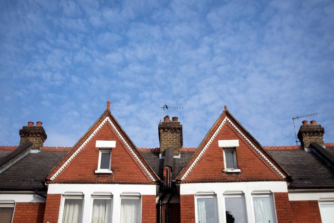 © Bloomberg. Terraced houses stand in London, U.K., on Monday, Oct. 31, 2016. London property prices are set to fall next year as uncertainty about Britain's exit from the European Union damps the U.K. housing market, according to the Centre for Economics and Business Research. 