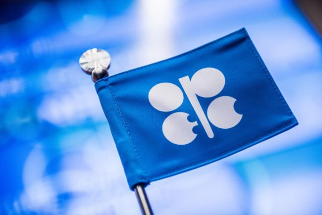 © Bloomberg. An OPEC branded flag sits on a table ahead of the 169th Organization of Petroleum Exporting Countries (OPEC) meeting in Vienna, Austria, on Thursday, June 2, 2016. Saudi Arabia is ready to consider a surprise deal with fellow OPEC members, attempting to mend divisions that had grown so wide many dubbed the group as good as dead. Photographer: Bloomberg/Bloomberg