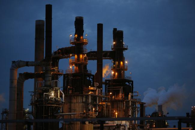© Bloomberg. The Phillips 66 Wood River Refinery stands at dusk in Roxana, Illinois, U.S., on Tuesday, April 24, 2017.