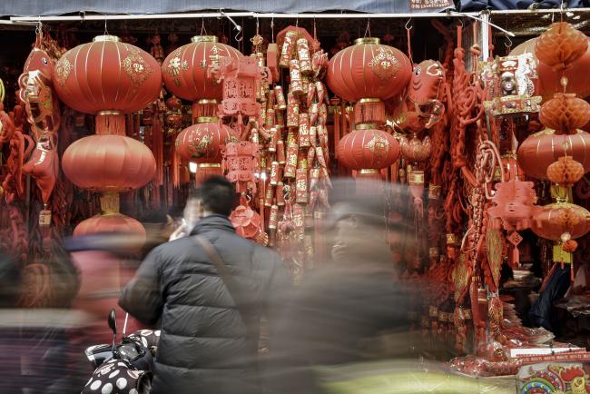 © Bloomberg. Shoppers walk past lanterns displayed at an ornament market in the Yuyuan district ahead of the Lunar New Year in Shanghai, China, on Sunday, Jan. 22, 2017. The People's Bank of China said Friday it extended a temporary liquidity facility to some major commercial banks for 28 days to help ease a cash crunch before the Lunar New Year holiday. Photographer: Qilai Shen/Bloomberg