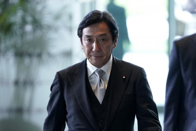 Japan’s Abe Replaces Economy Minister After Funeral Gift Scandal