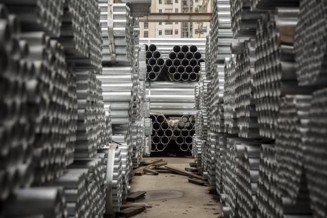 © Bloomberg. Bundles of steel pipe sit stacked at a stockyard on the outskirts of Shanghai, China, on Thursday, July 5, 2018. U.S. President Donald Trump’s attempts to re-balance global trade have already sent the metals world into a tizzy. As countries respond to U.S. tariffs and sanctions, the disarray is set to increase. Photgrapher: Qilai Shen/Bloomberg Photographer: Qilai Shen/Bloomberg
