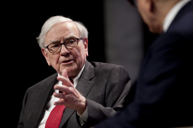 © Bloomberg. Warren Buffett, chairman of Berkshire Hathaway Inc., left, speaks to David Rubenstein, co-founder and managing director of the Carlyle Group, during the Economic Club of Washington dinner event in Washington, D.C., U.S., on Tuesday, June 5, 2012.