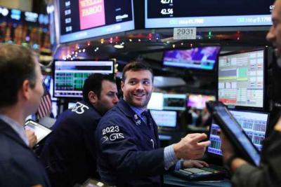 Bớt lo về thương mại, Dow Jones bật tăng hơn 400 điểm, Nasdaq rời phạm vi điều chỉnh
