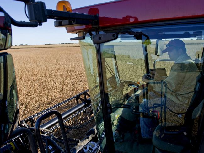 © Bloomberg. A man operates a Case 7010 combine harvester as he harvests soybeans near Princeton, Illinois. Photographer: Daniel Acker/Bloomberg