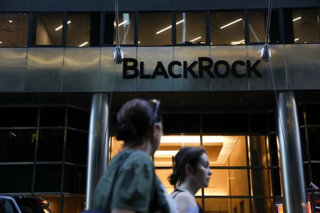 © Bloomberg. Pedestrians walk past BlackRock Inc. headquarters in New York, U.S, on Wednesday, June 11, 2018. Photographer: Bess Adler/Bloomberg