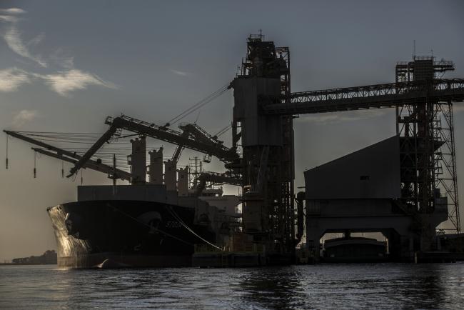 © Bloomberg. Soy grains are loaded on a bulk carrier ship at the Cargill Inc. port terminal in Santarem, Para State, Brazil, on Tuesday, July 18, 2017. 