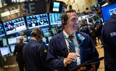 Dow Jones vọt hơn 400 điểm, vượt ngưỡng 25,000 điểm sau tuyên bố từ Fed