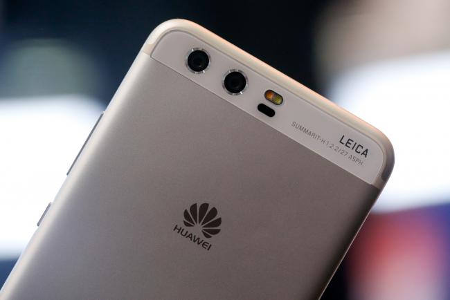 © Bloomberg. Dual rear facing cameras by Leica sit on the back of P10 smartphone, manufactured by Huawei Technologies Co Ltd. on the opening day of the Mobile World Congress (MWC) in Barcelona, Spain, on Monday, Feb. 27, 2017. Huawei updated its flagship line, introducing the P10 phone with Leica camera technology and curved edge at the industry's annual get-together, which runs through March 2. Photographer: Pau Barrena/Bloomberg