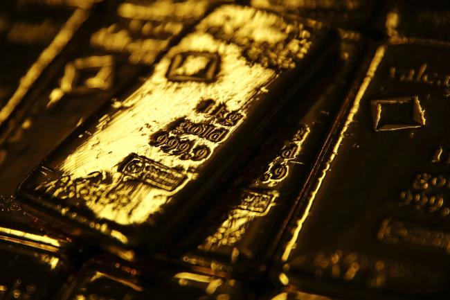 © Bloomberg. A mark of 999.9 fine sits on hallmarked one kilogram gold bullion bars at the Valcambi SA precious metal refinery in Balerna, Switzerland, on Tuesday, April 24, 2018. Photographer: Stefan Wermuth/Bloomberg