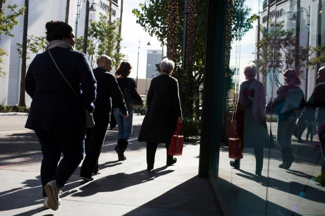 © Bloomberg. Shoppers walk through The Grove in Los Angeles, California, U.S., on Friday, Dec. 22, 2017.