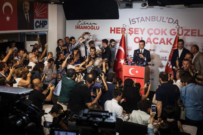 © Bloomberg. ISTANBUL, TURKEY - JUNE 23: Ekrem Imamoglu of the Republican People’s Party (CHP) gives a victory speech after winning the Istanbul Mayoral rerun election on June 23, 2019 in Istanbul, Turkey. The Istanbul rerun election was scheduled after Istanbul mayoral candidate Ekrem Imamoglu of the Republican People’s Party (CHP) won a narrow victory over the AKP party candidate Binali Yildrim during the first mayoral election held in March, however weeks later Turkey’s election body annulled the result after claims of “voting irregularities ” sending voters back to the polls. (Photo by Chris McGrath/Getty Images) Photographer: Chris McGrath/Getty Images Europe
