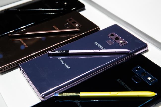 © Bloomberg. Samsung Electronics Co. Galaxy Note 9 smartphones and S-Pen stylus are displayed during the Samsung Unpacked product launch event in New York, U.S., on Thursday, Aug. 9, 2018. Samsung Electronics unveiled the Galaxy Note 9 in New York Thursday, banking on the larger-screen device to rejuvenate sales of a struggling flagship line and fend off Apple Inc.'s upcoming iPhones over the holidays. Photographer: Jeenah Moon/Bloomberg