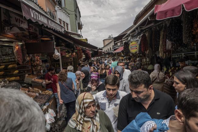 © Bloomberg. Crowds of people move past store fronts at the Eminonu market in Istanbul, Turkey, on Friday, Aug. 17, 2018. Turkish President Recep Tayyip Erdogan argued citizens should buy gold, then he said sell. Add dramatic swings in the lira, and the country’s traders are now enthusiastically doing both. Photographer: Ismail Ferdous/Bloomberg