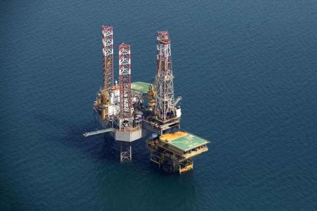 © Bloomberg. An offshore drilling platform stands in shallow waters at the Manifa offshore oilfield, operated by Saudi Aramco, in Manifa, Saudi Arabia, on Wednesday, Oct. 3, 2018. Saudi Aramco aims to become a global refiner and chemical maker, seeking to profit from parts of the oil industry where demand is growing the fastest while also underpinning the kingdom’s economic diversification. Photographer: Simon Dawson/Bloomberg