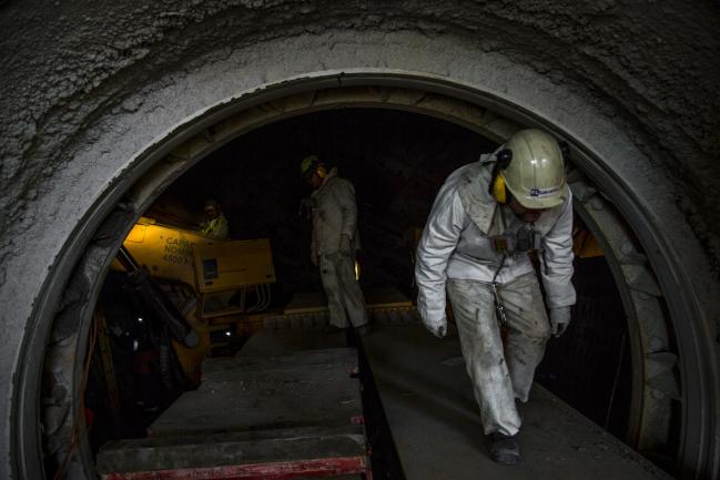 © Bloomberg. Workers perform a maintenance check inside the Codelco Ministro Hales mine complex near Calama, Chile, on Thursday, Aug. 2, 2018. Protests at the Chuquicamata copper mine in late July were the first labor disruptions in Chile this year, and happened amid calls for a strike from the union at the world's largest mine, BHP Billiton Ltd.'s Escondida. 